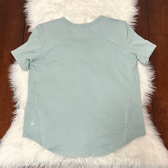 Lululemon Size 8 High-Neck Running and Training T-Shirt
Silver Blue Light Green - Picture 9 of 13